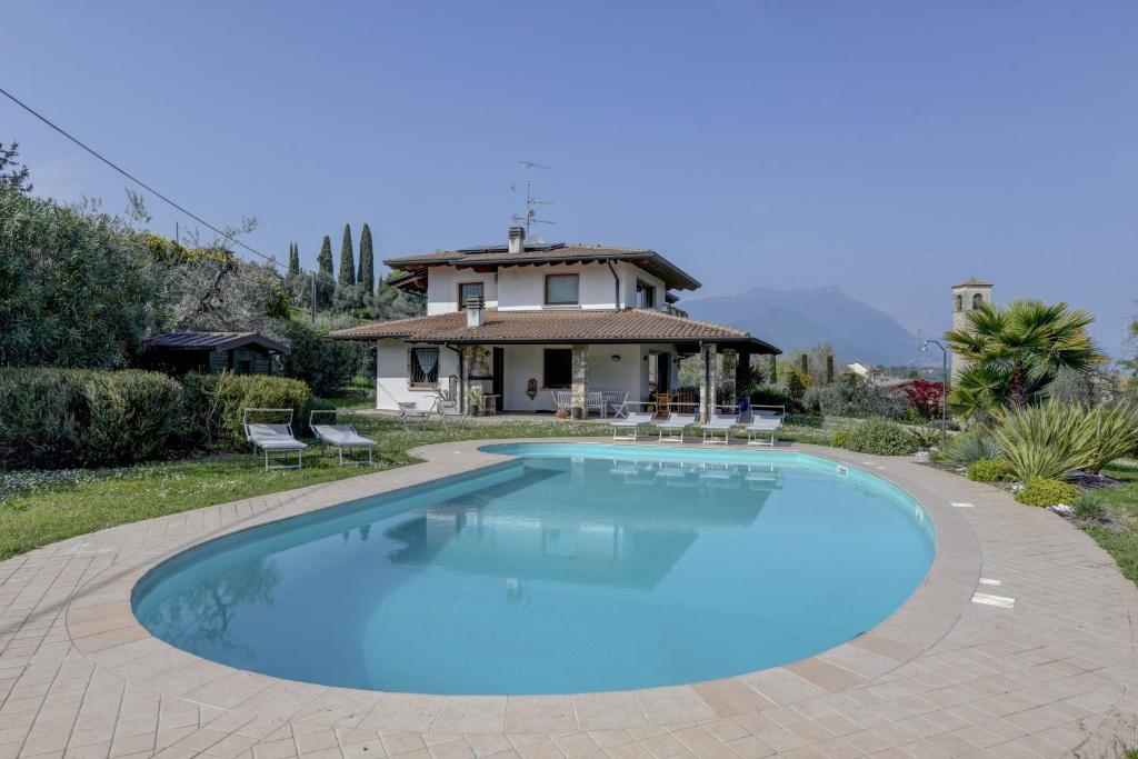 ein großer Pool vor einem Haus in der Unterkunft Villa Oleander in Manerba del Garda