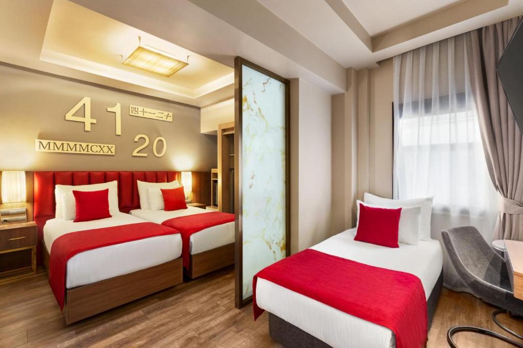 Postel nebo postele na pokoji v ubytování Ramada By Wyndham Istanbul Pera Taksim