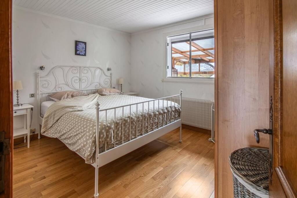 1 dormitorio con cama y ventana en Gîte du Hérisson, 