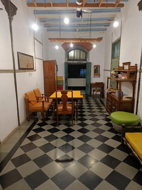 Area soggiorno di Hostel Vasantashram CST Mumbai, Free Wifi with 1940s Retro vibe