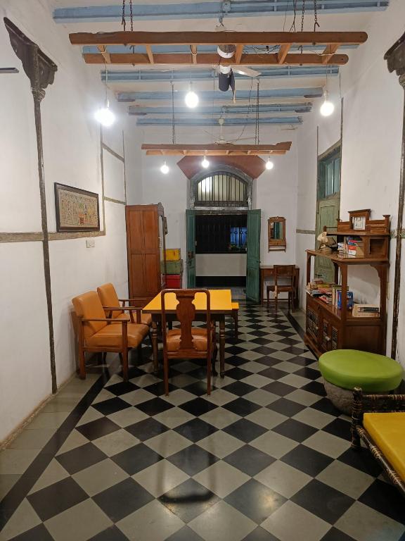 Area soggiorno di Hostel Vasantashram CST Mumbai, Free Wifi with 1940s Retro vibe