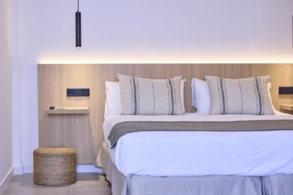 1 dormitorio con 1 cama grande con almohadas blancas en Sauló By Puro en Can Pastilla