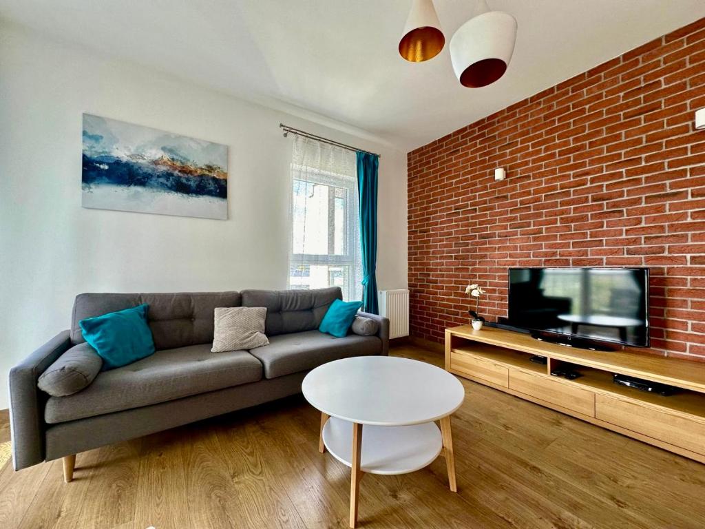 Televízia a/alebo spoločenská miestnosť v ubytovaní Apartament Caroline Q4Apartments