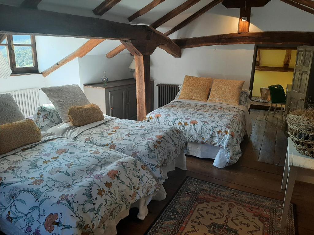 1 dormitorio con 2 camas y alfombra en The Manor House, en Barreda