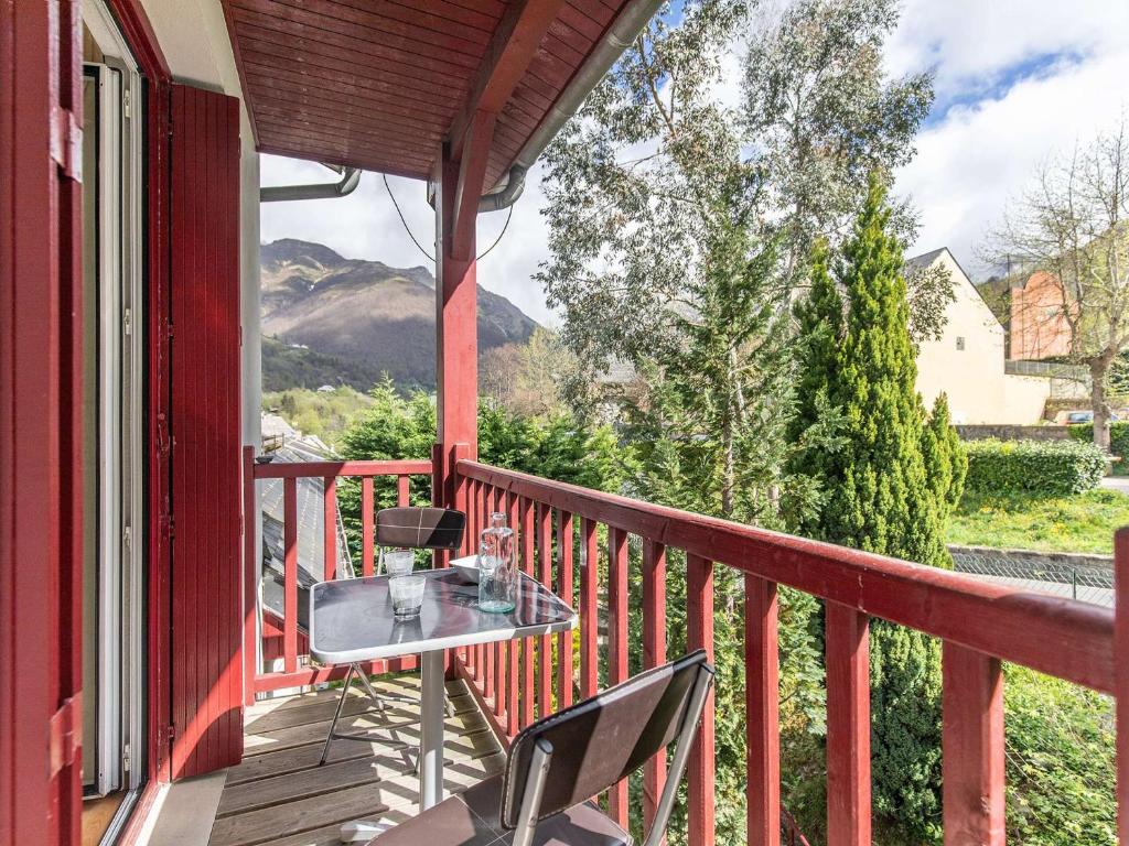 une table et des chaises sur un balcon avec vue dans l'établissement Appartement 32 m² avec balcon, proche télécabine et commodités, entièrement équipé, centre Cauterets - FR-1-401-237, à Cauterets
