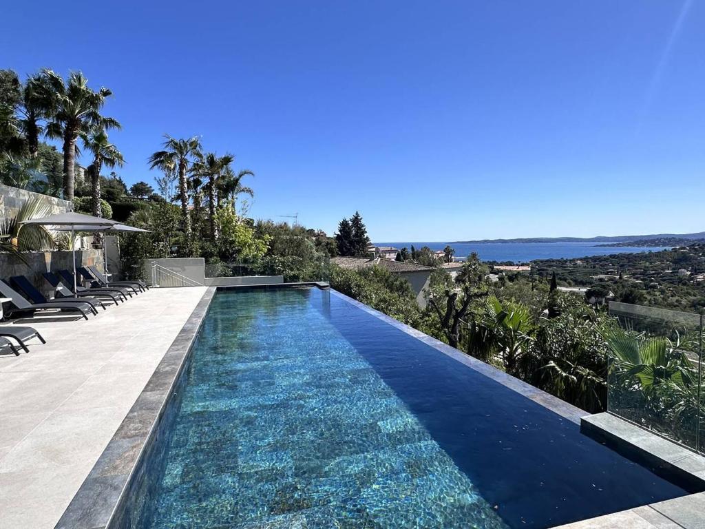 uma piscina com vista para o oceano em Villa Les Issambres, 9 pièces, 14 personnes - FR-1-768-50 em Les Issambres