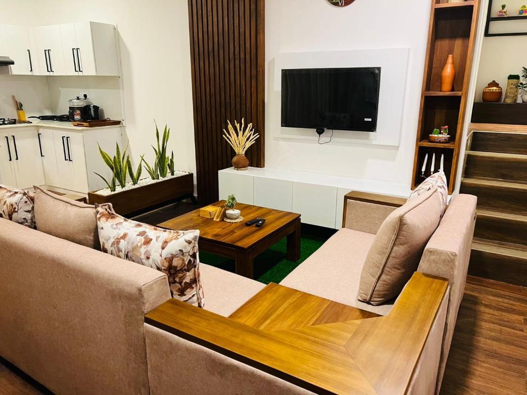 een woonkamer met een bank en een tafel bij Apartment lake kurunegala in Kurunegala