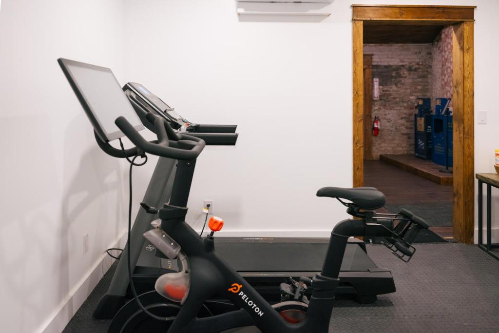 Fitness centrum a/nebo fitness zařízení v ubytování The Chandler Hotel