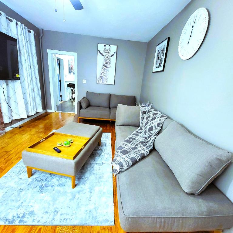 Opulence Living close to Boston في ستوكتون: غرفة معيشة مع أريكة وطاولة قهوة