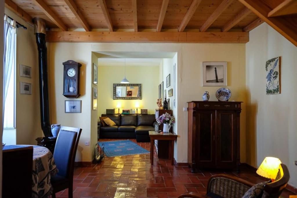 ein Wohnzimmer mit einem Sofa und einem Tisch in der Unterkunft Casa Avelar in Tavira