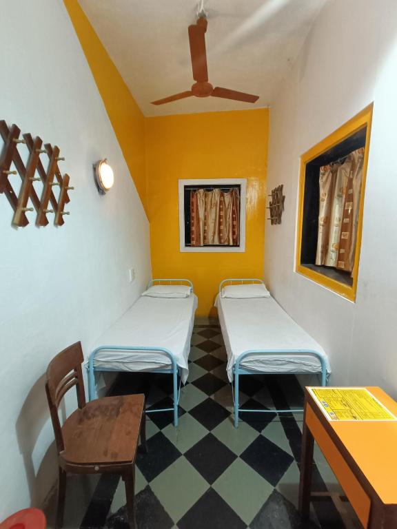 Area soggiorno di Hostel Vasantashram CST Mumbai, Free Wifi with 1940s Retro vibe