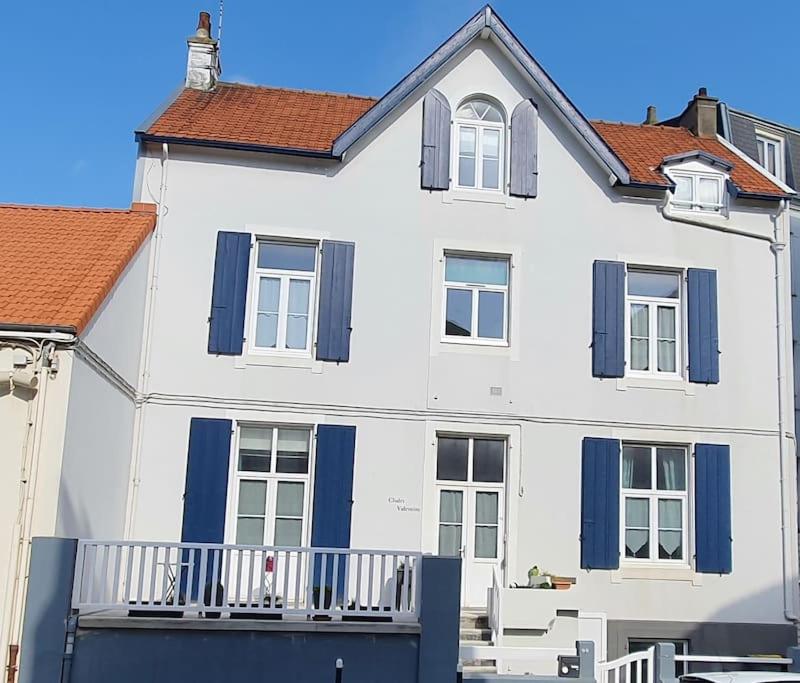 Une grande maison blanche avec des volets bleus y est installée. dans l'établissement Appartement 5 pers, à 200 m de la plage de Wimereux - Chalet Valentine, à Wimereux