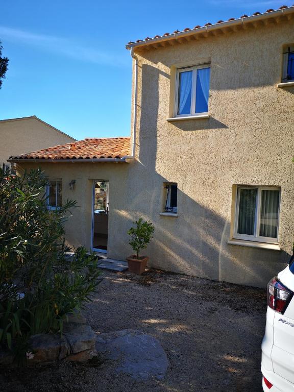 une maison avec une voiture garée devant dans l'établissement Villa d'été, à Carcès