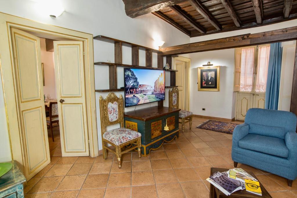 Televízia a/alebo spoločenská miestnosť v ubytovaní Trevi fountain apartment