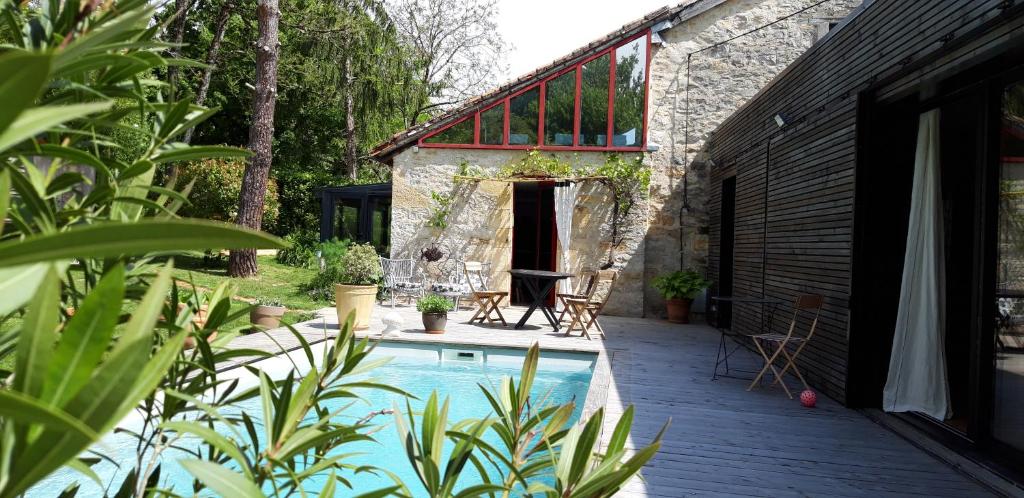 une maison avec une piscine dans une cour dans l'établissement Repos et decouverte, à Lissac et Mouret