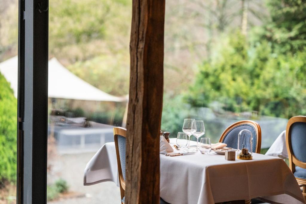 Zahrada ubytování Hostellerie La Claire Fontaine, Logis hôtels & Spa