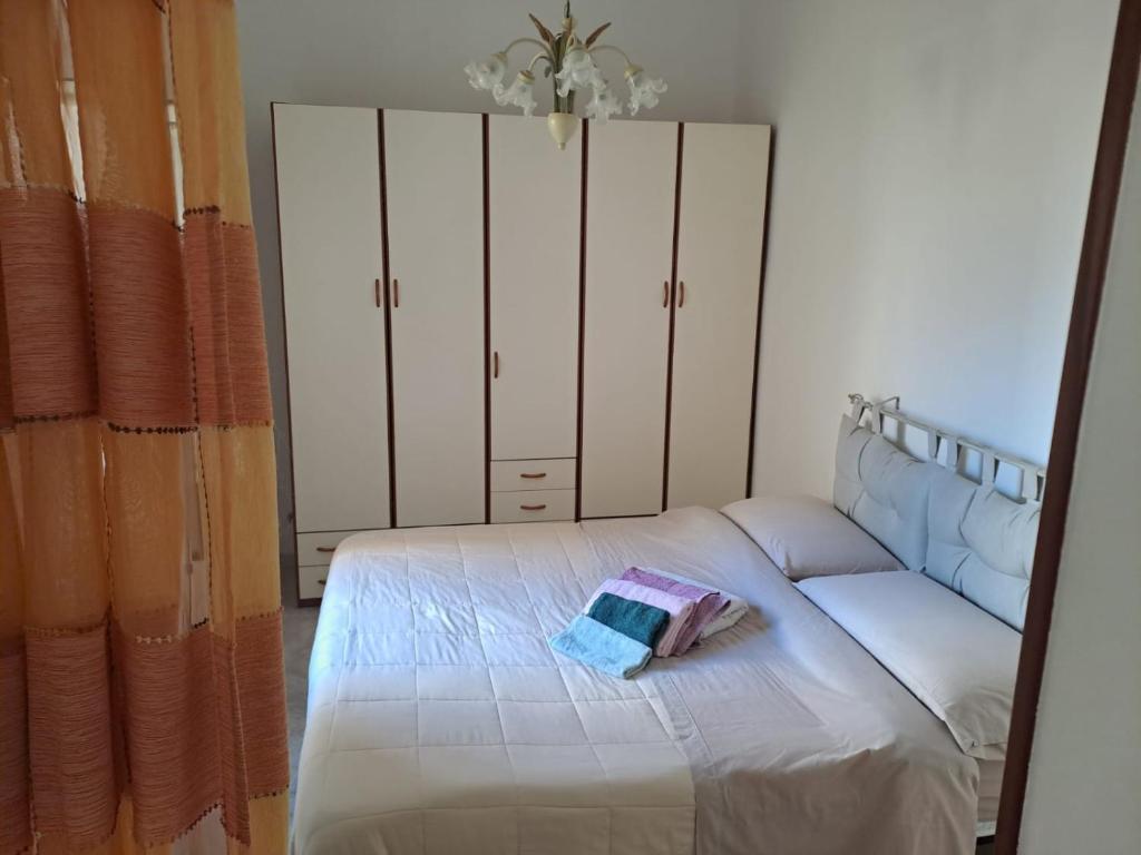 - une chambre dotée d'un lit avec des placards blancs et un miroir dans l'établissement GTCasaVacanze, à Brindisi