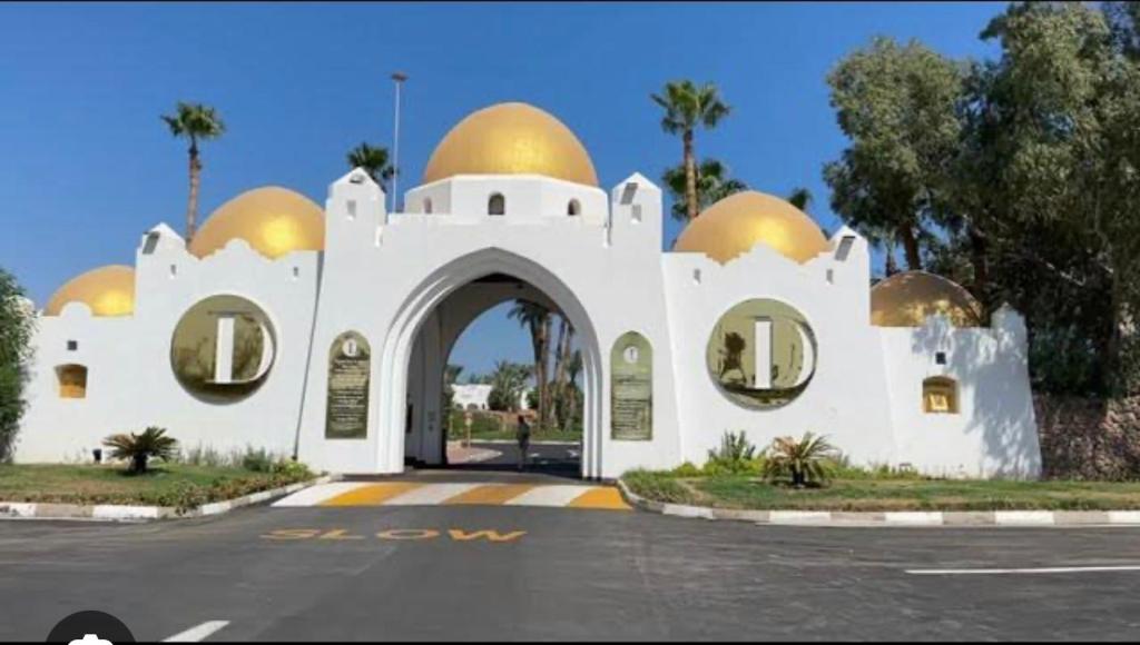 ein weißes Gebäude mit goldenen Kuppeln darüber in der Unterkunft Domina coral Bay diving Spa casino sultan beach in Sharm El Sheikh