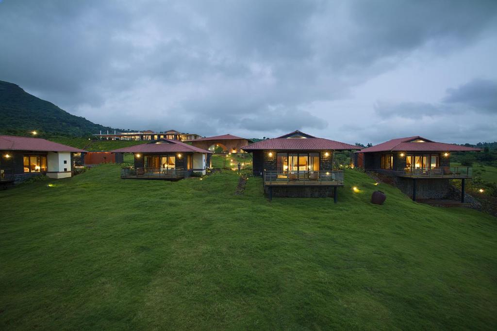 una vista aérea de una casa con un campo de césped en Resort Amanzi en Lonavala