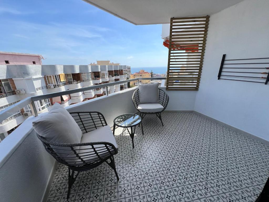 un balcone con due sedie e un tavolo di Alojamiento Joan Miro a Torremolinos