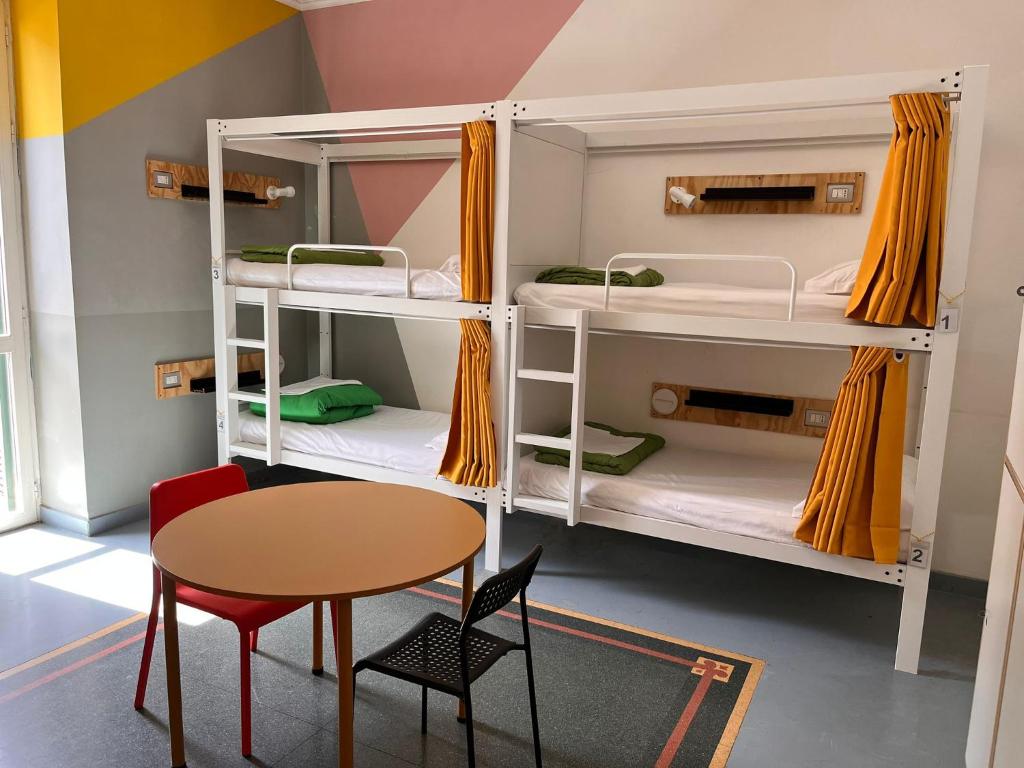 Palanda nebo palandy na pokoji v ubytování La Controra Hostel Naples