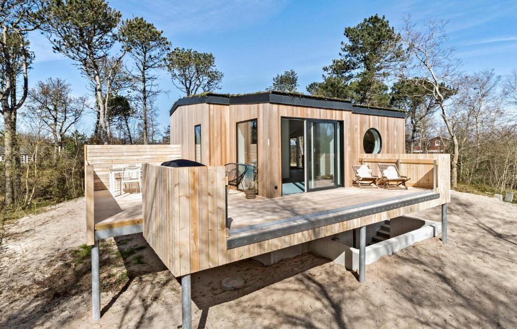 uma pequena casa sentada em cima de um campo em Amazing Home In Grenaa With Kitchen em Grenå
