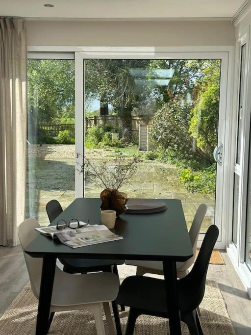 a table and chairs in a room with a window at Countryside 2 bed cottage- Aylesbury in Haddenham
