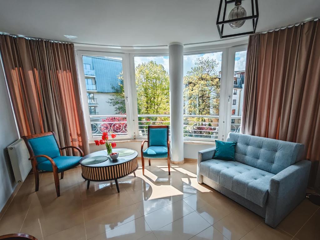 斯維諾烏伊希切的住宿－Ava Relax Apartments，客厅配有沙发、两把椅子和一张桌子