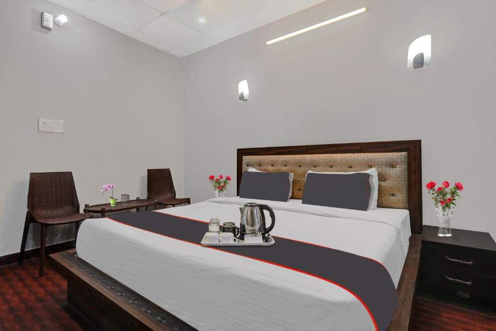 a hotel room with a large bed with aigil at OYO Flagship Hotel Shivansh Residency in Lucknow