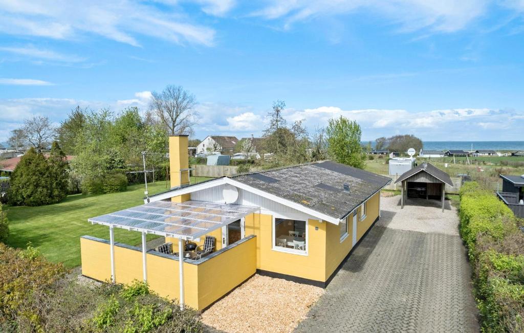 ノーポにあるGorgeous Home In Nordborg With Wifiの太陽屋根の黄色い家屋の上面