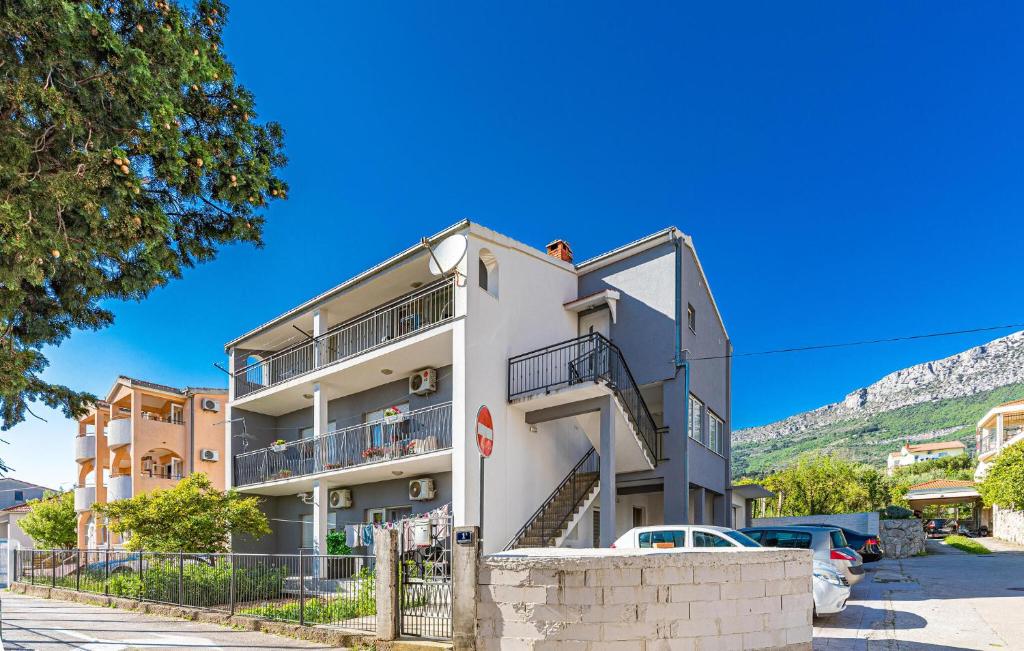 Il propose un appartement blanc doté d'un balcon et d'un parking. dans l'établissement 3 Bedroom Awesome Apartment In Kastel Gomilica, à Kaštela