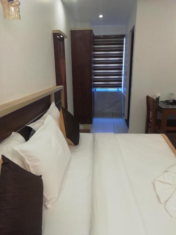 Postel nebo postele na pokoji v ubytování PAUL RESIDENCY