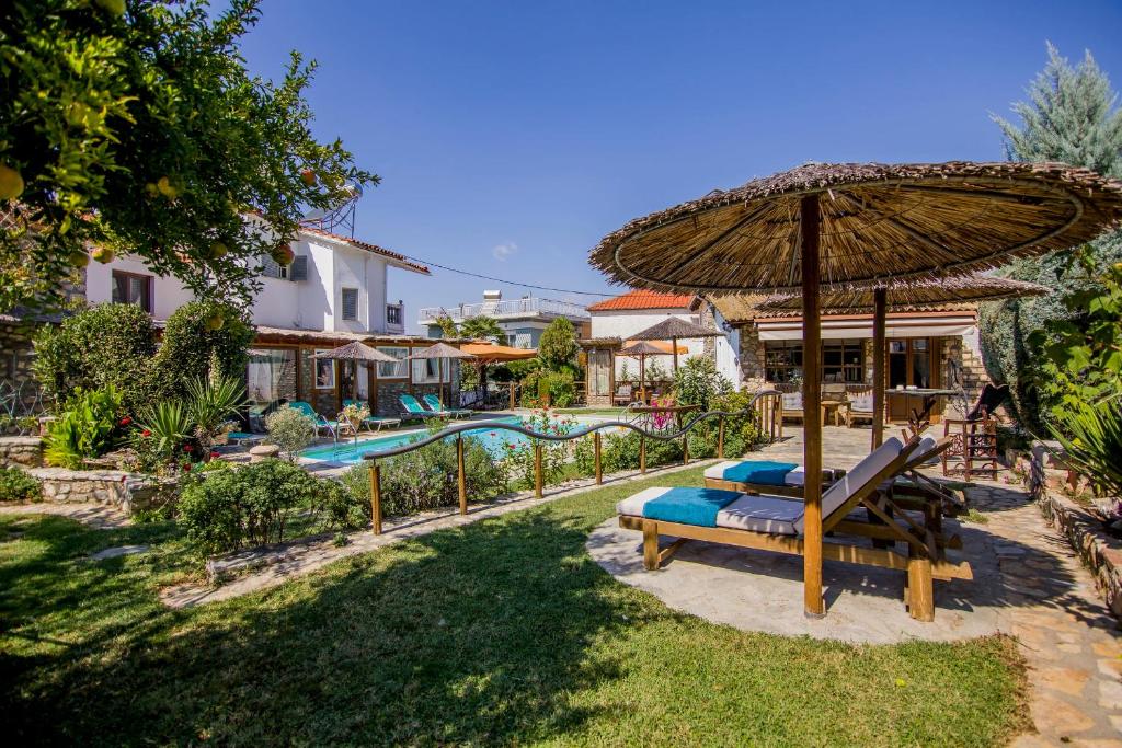 een resort met een zwembad en een parasol bij Ultimate Aqua Dreamscape at Villa Olympiada in Evkarpía