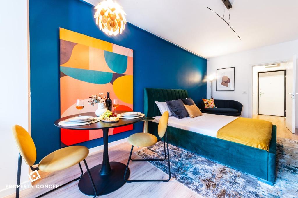 um quarto com uma cama e uma mesa com cadeiras em Color Ivory Apartament 47 em Voluntari