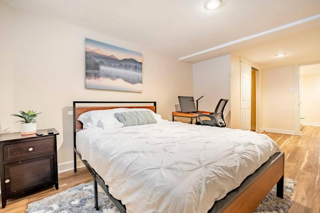 Llit o llits en una habitació de A modern suite nestled in a peaceful neighborhood