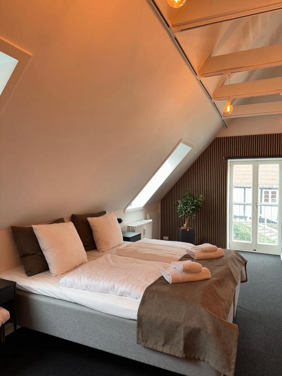 Postel nebo postele na pokoji v ubytování VISIONHOUSE Hotel