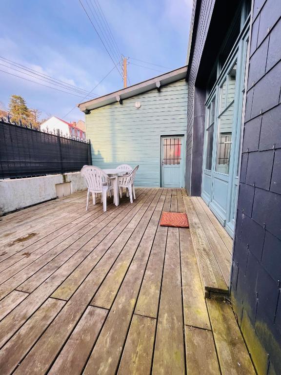 - une terrasse avec 2 chaises et une table dans un bâtiment dans l'établissement Jacqueline, à Étretat