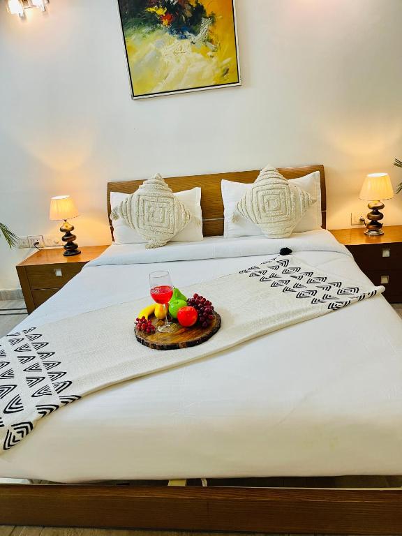 Postel nebo postele na pokoji v ubytování BedChambers Serviced Apartments - Artemis Hospital
