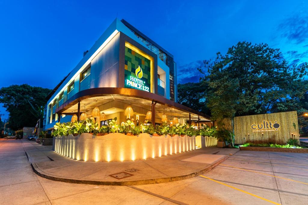 un bâtiment avec des lumières devant lui dans l'établissement Hotel Pance 122 Wellness Spa, à Cali