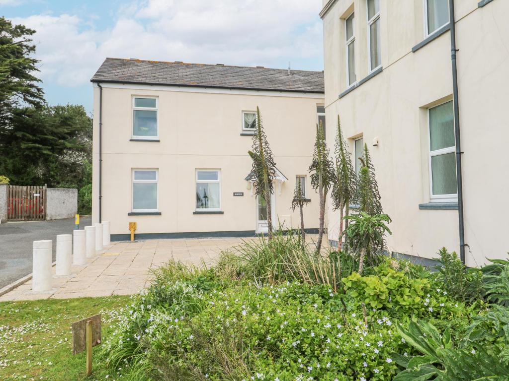 a house with a garden in front of it at Seaview in Coverack