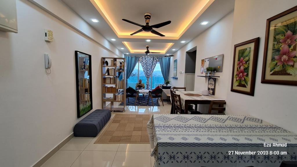 - un salon avec un ventilateur de plafond et un canapé dans l'établissement 6th Haven@Putra1, à Kajang