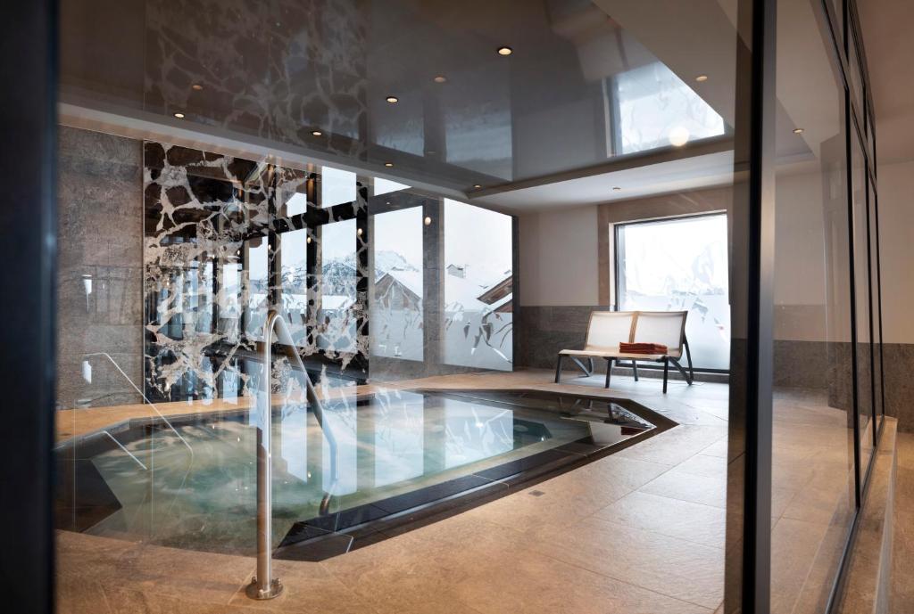 Bazén v ubytování MGM Hôtels & Résidences - Hôtel Alpen Lodge nebo v jeho okolí