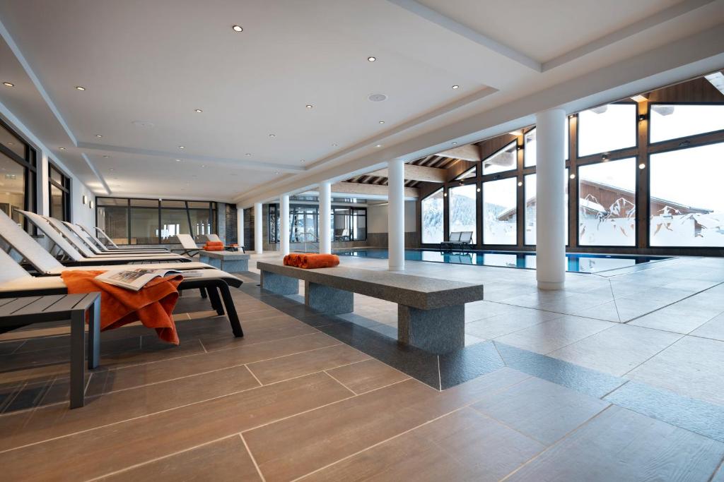 Bazén v ubytování MGM Hôtels & Résidences - Hôtel Alpen Lodge nebo v jeho okolí