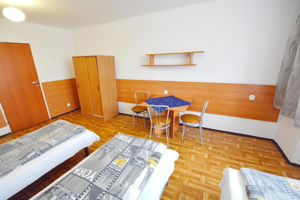 Twój Hostel Ruda Śląska - Basic Triple Room With Shared Bathroom