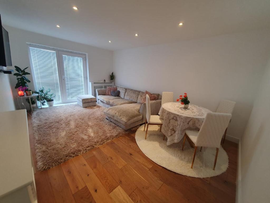- un salon avec une table et un canapé dans l'établissement Broxbourne apartment (2 bed), à Broxbourne