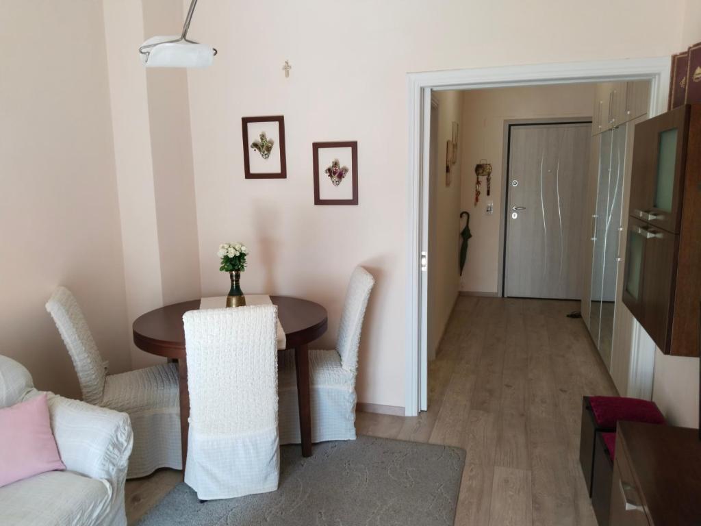 Svitlana home , metro Dafni