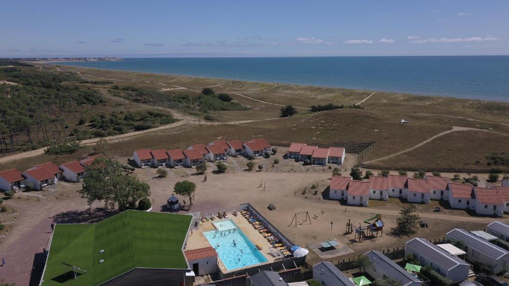 une vue aérienne d'un complexe hôtelier près de l'océan dans l'établissement ULVF La Grande Dune, à Saint-Hilaire-de-Riez