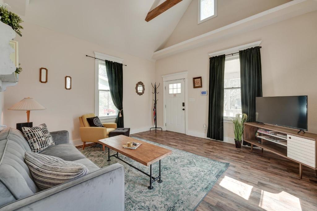 Μια τηλεόραση ή/και κέντρο ψυχαγωγίας στο Springfield Home Less Than half Mi to Commercial Street!