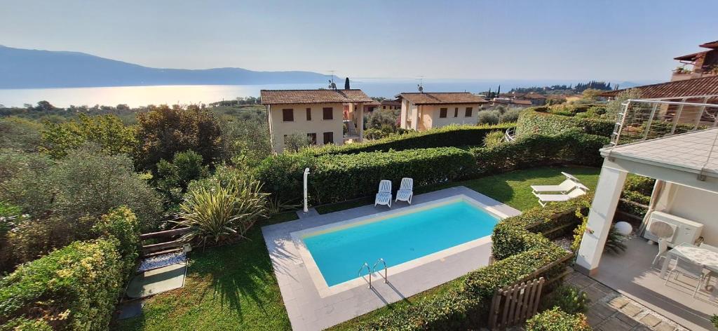 - une vue sur la piscine dans la cour dans l'établissement Residence Olivi Pool & Lake View, WIFI, à Toscolano Maderno