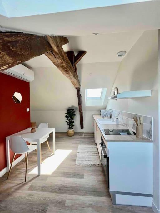 - une cuisine avec un évier et une table dans une chambre dans l'établissement *CASA Mendoza*, à Cholet